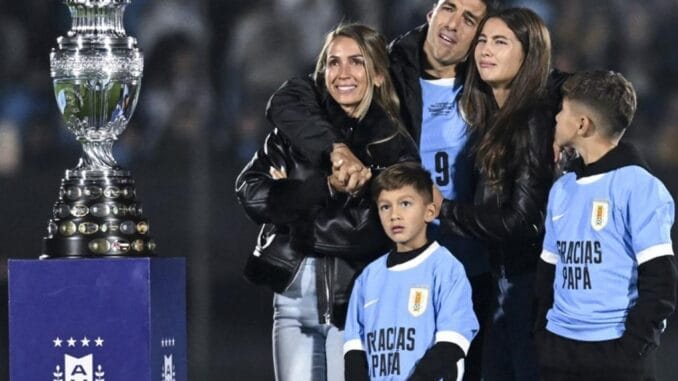 luis-suarez-milli-takim-kariyerine-veda-etti-N9rquK4q.jpg