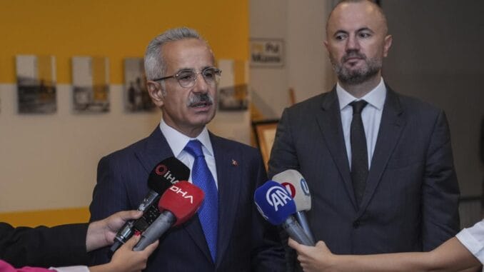 ulastirma-ve-altyapi-bakani-uraloglunun-ankaradaki-muzeye-ziyareti-HetXyQnW.jpg